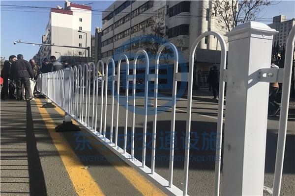 交通护栏保证了城市道路安全畅通 