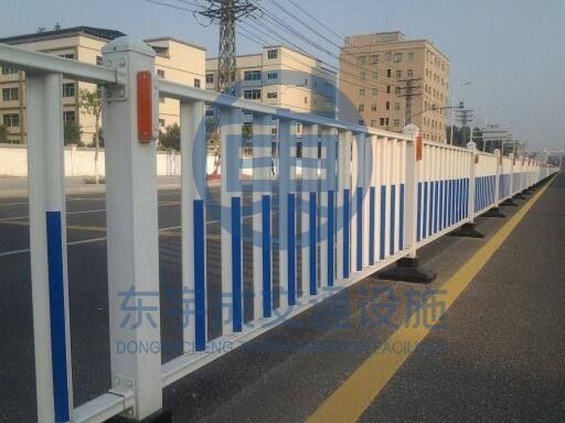 城市道路中间安装护栏到底好不好